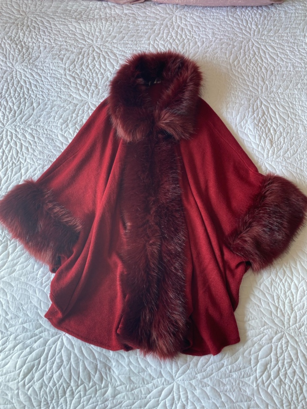 Luxurious Red Faux-Fur Trim Women's Sweater Cape